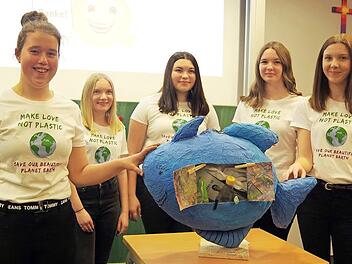 Hanna, Lena, Johanna, Jasmin und Vanessa von der Siegmund-Loewe-Realschule hatten zu ihrer Präsentation "Leben ohne Plastik-Müll - chancen(los)?" einen "Müll"-Fisch gebaut. Foto: Heike Schülein