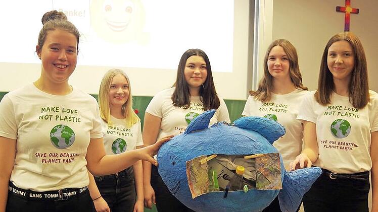 Hanna, Lena, Johanna, Jasmin und Vanessa von der Siegmund-Loewe-Realschule hatten zu ihrer Präsentation "Leben ohne Plastik-Müll - chancen(los)?" einen "Müll"-Fisch gebaut. Foto: Heike Schülein