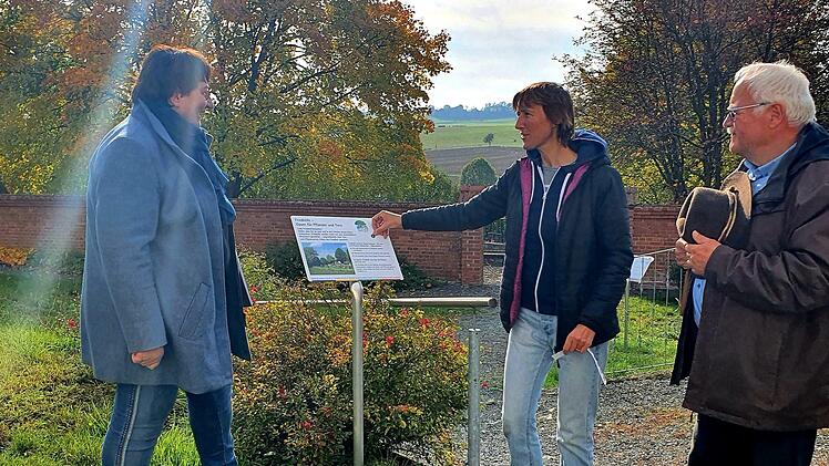 Klimaschutzmanagerin Ingrid Flieger vom Landratsamt, Biologin Barbara Füchtbauer  und der Umweltbeauftragte im Kirchenkreis Bayreuth, Albrecht Bischoff (von links), begutachteten im Vorfeld der Einweihung die aufgestellten Informationstafeln. Foto: Christine Fischer