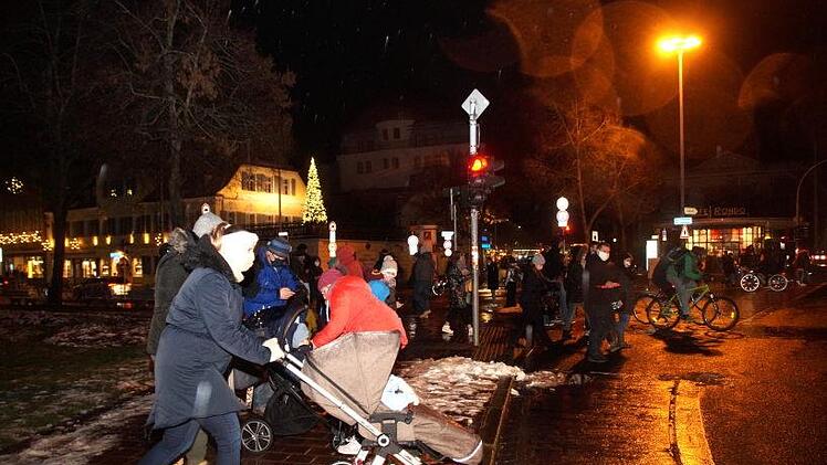 Über den Schönleinsplatz mit seiner Krippe ging es dann den Kaulberg hinauf zum Klinikum. Foto: Joseph Beck