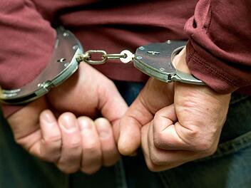 Alkoholisierte M&auml;nner greifen Nachbarn in F&uuml;rth an