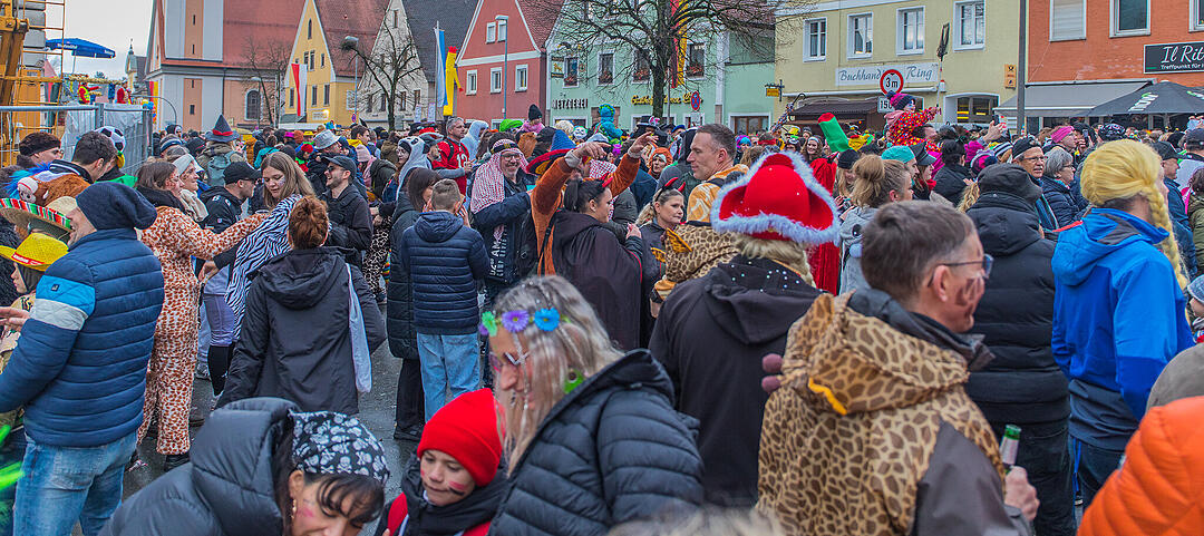 Buntes Faschingstreiben begeistert groß und klein.