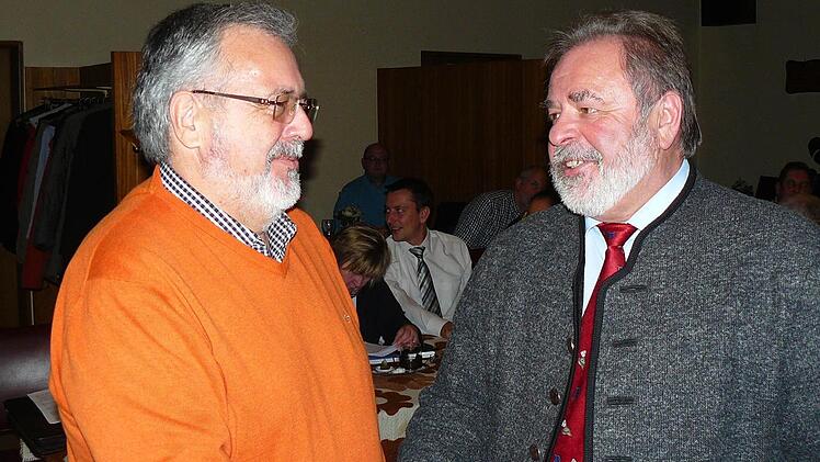 Der Bezirksvorsitzende der Freien Wähler, Klaus Förster (links), beglückwünscht Norbert Volk zur einstimmigen Nominierung als Bürgermeisterkandidat der Wählergemeinschaft Marktleugast.  Foto: Klaus-Peter Wulf