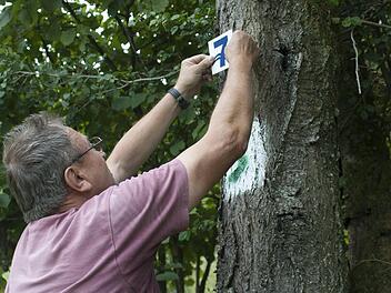 Ein Mitglied des Steigerwaldklubs beim Markieren des Sieben-Flüsse-Wanderwegs Foto: Flussparadies Franken e. V.