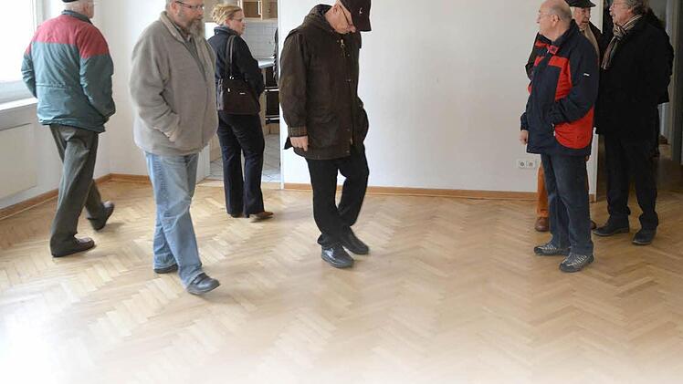 Eine Blitz-Rundfahrt der "Bima" beeindruckte viele Bamberger im Dezemberr: "Die US-Wohnungen sind picobello.", hieß es damals. Jetzt stellt sich heraus, dass eine Sanierung der Böden und von Teilen der Putze unvermeidlich ist.  Foto: Ronald Rinklewf