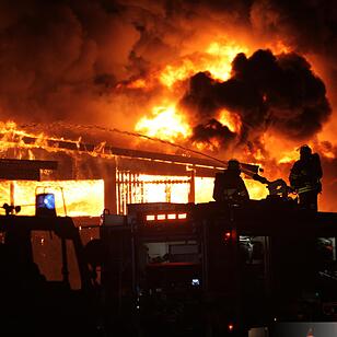 Riesiges Flammeninferno zerstoert grosses Saegewerk - Meterhohe Flammen