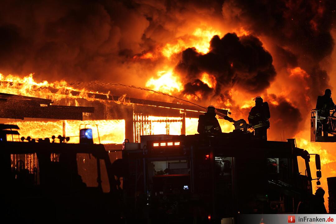 Riesiges Flammeninferno zerstoert grosses Saegewerk - Meterhohe Flammen