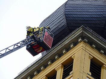 Die Leiter fuhr aus und ermöglichte es den Feuerwehrleuten, das virtuelle Feuer auf Augenhöhe mit der Kirchturmspitze zu bekämpfen. Foto: Gerd Schaar