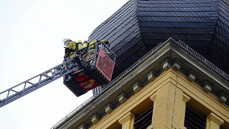 Die Leiter fuhr aus und ermöglichte es den Feuerwehrleuten, das virtuelle Feuer auf Augenhöhe mit der Kirchturmspitze zu bekämpfen. Foto: Gerd Schaar