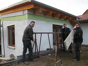Der Anbau ist fast fertig. Frank Schenkel, Sebastian Schmidt und Alexander Münch (von links) sind drei Männer, die beim Bau des Dorfhauses in Welschenkahl mit angepackt haben. Fotos: Alexander Hartmann