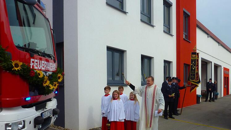 Pfarrer Matthias Rusin segnete das neue Einsatzfahrzeug der Stettfelder Feuerwehr.Christian Ziegler