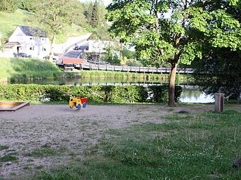 Die Freizeitanlage in Tettau mit umliegendem Sportfeld wird im kommenden Jahr saniert. Dies beschloss der Gemeinderat in seiner Sitzung am Montag. Archiv Michael Wunder