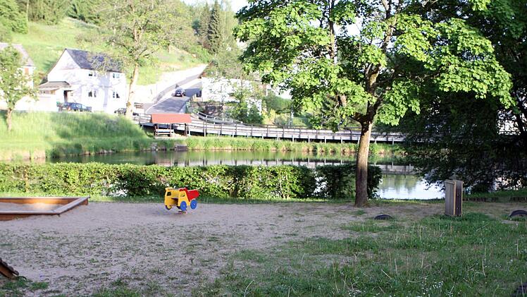 Die Freizeitanlage in Tettau mit umliegendem Sportfeld wird im kommenden Jahr saniert. Dies beschloss der Gemeinderat in seiner Sitzung am Montag. Archiv Michael Wunder