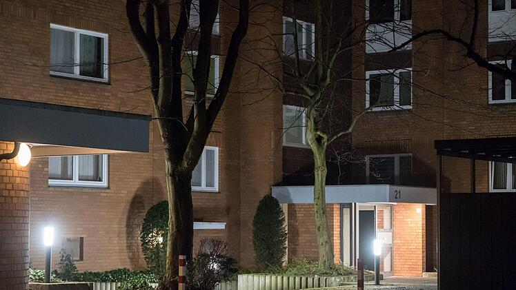 In einer Wohnung des Mehrfamilienhauses in Hannover wurden am Dienstag die Leichen einer Mutter und ihres Sohnes gefunden. Foto: Peter Steffen/dpa