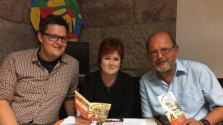 Sie setzen sich dafür ein, dass das Jugendtagungshaus Weihermühle bei Mainleus zur Jugendbildungsstätte ausgebaut wird: (von links) Diakon Stefan Ludwig, Landessynodalin Christina Flauder und Dekan Thomas Kretschmar. Foto: Jürgen Gärtner
