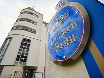 Unruhige Tage liegen hinter der in Neundorf beheimateten Brauerei Franken Bräu: Nachdem klar ist, dass die in einem Pils gefundene Lauge nicht in seiner Brauerei verwendet wird, möchte Geschäftsführer Rainer Mohr bei der Polizei am Montag Anzeige erstatten. Foto: Nicolas Armer/dpa