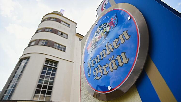 Unruhige Tage liegen hinter der in Neundorf beheimateten Brauerei Franken Bräu: Nachdem klar ist, dass die in einem Pils gefundene Lauge nicht in seiner Brauerei verwendet wird, möchte Geschäftsführer Rainer Mohr bei der Polizei am Montag Anzeige erstatten. Foto: Nicolas Armer/dpa
