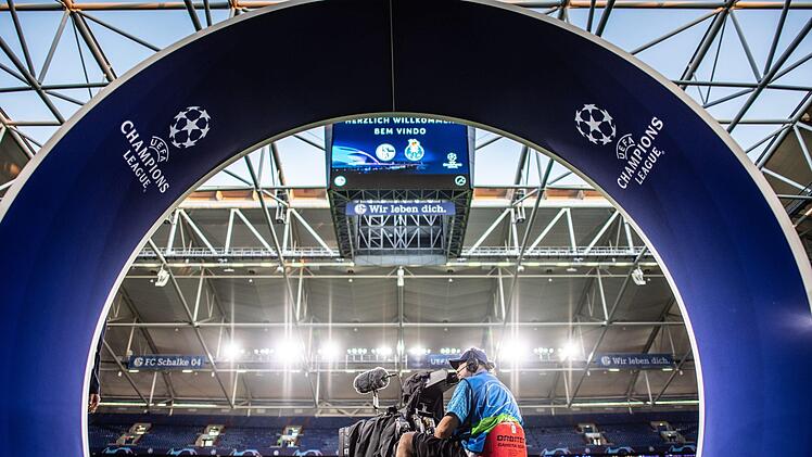 Am Montag (16.12.2019) wurden die Achtelfinalspiele der Champions League ausgelost. Foto: Guido Kirchner/dpa