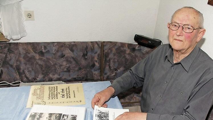 Emil Ebert im Jahr 2012, als er in seinen Unterlagen über die Jugendblaskapelle Unterpreppach blätterte.