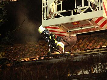 Flammen schlugen aus Dach: Brand in Wohnhaus