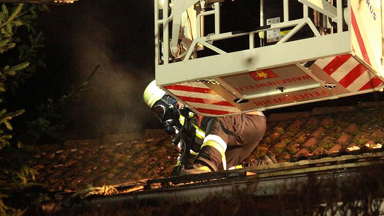 Flammen schlugen aus Dach: Brand in Wohnhaus