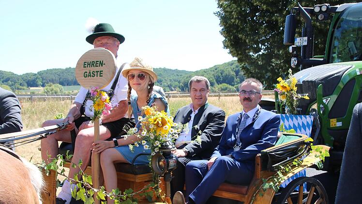 Zumindest beim Start des Zuges saß Markus Söder in der Pferdekutsche.  Foto: Ralf Ruppert