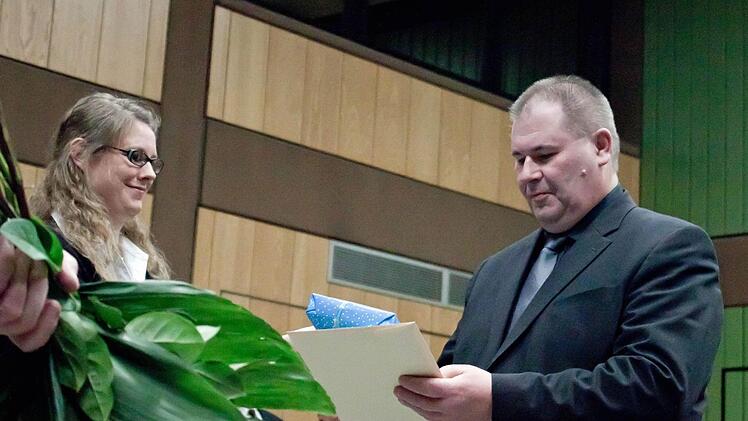 Nach dem Ende des offiziellen Programms gab's Geschenke für Rolf Otto. 16 Jahre lang war er Chefdirigent des "Musikfreunde"-Orchesters in Neustadt