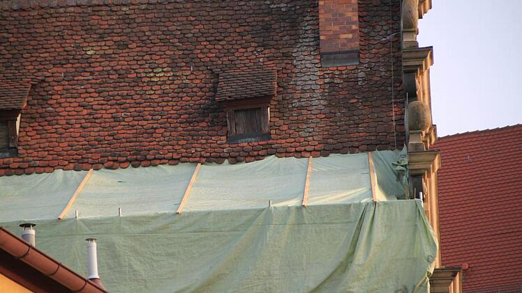 Eine Plane schützt den Bereich, in dem momentan eine Schadenserhebung samt Notsicherung stattfindet.