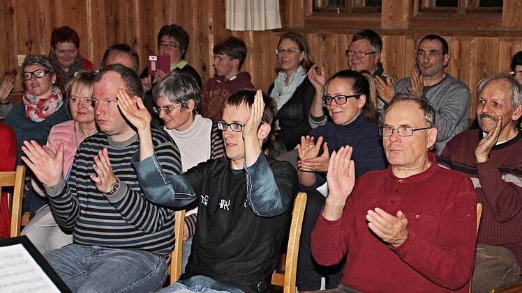 Begeisterung pur zeigten die Bewohner des Sonnenhofes zu den Tönen und Klängen der Marimbas. Foto: Helmut Will