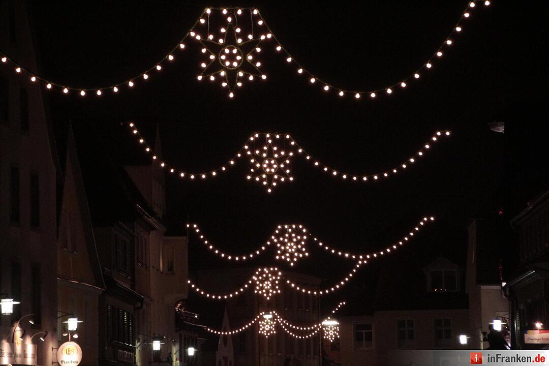 Das erste Fenster des Forchheimer Adventskalenders wurde von Weihnachtsengel Petra geöffnet.