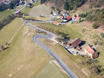 Blick von oben auf die Gemeindeverbindungsstraße von Wilhelmsthal und Friesen in Richtung Zeyern. Foto: Heinrich Weiß
