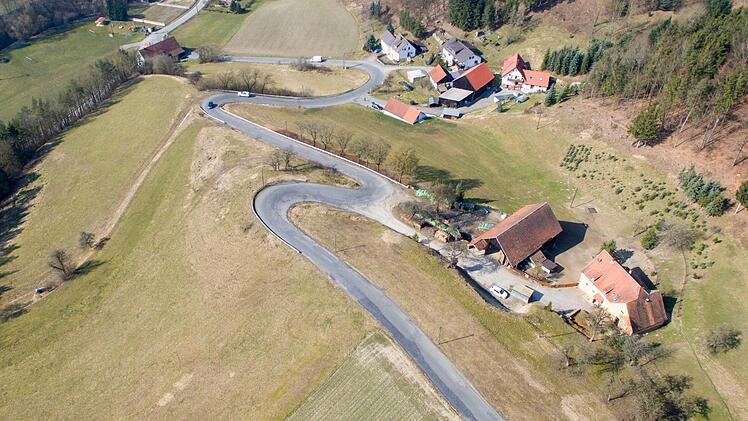 Blick von oben auf die Gemeindeverbindungsstraße von Wilhelmsthal und Friesen in Richtung Zeyern. Foto: Heinrich Weiß