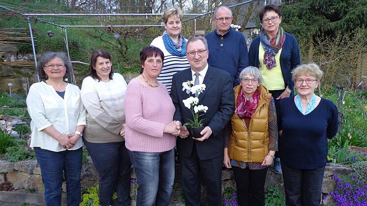 Nach einigen Geburtswehen kam der neue Vorstand zustande (von links): Jutta Bücher, Sabine Klieber, Roselinde Reuter, Martina Knoch, Dritter Bürgermeister Gerd Mücke, Wolfgang Völk, Roswitha Weidner, Karla Mücke, Helga Rosenbauer. Foto: Lothar Weidner