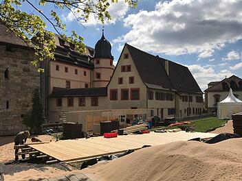 Auf der Bastion wird kräftig aufgebaut. Der Kaiserstrand soll planmäßig am 1. Mai eröffnen. Foto: Jan Dinger