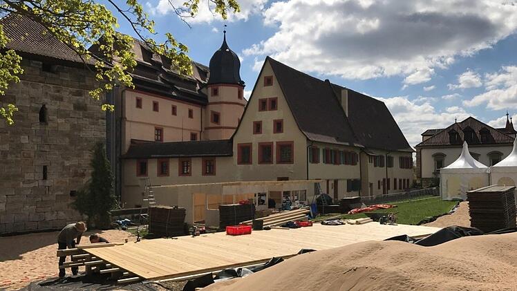 Auf der Bastion wird kräftig aufgebaut. Der Kaiserstrand soll planmäßig am 1. Mai eröffnen. Foto: Jan Dinger