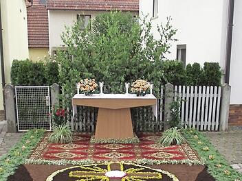 So sah der geschmückte Altar in der Lindenstraße im vergangenen Jahr aus.  Foto: Dieter Wolf