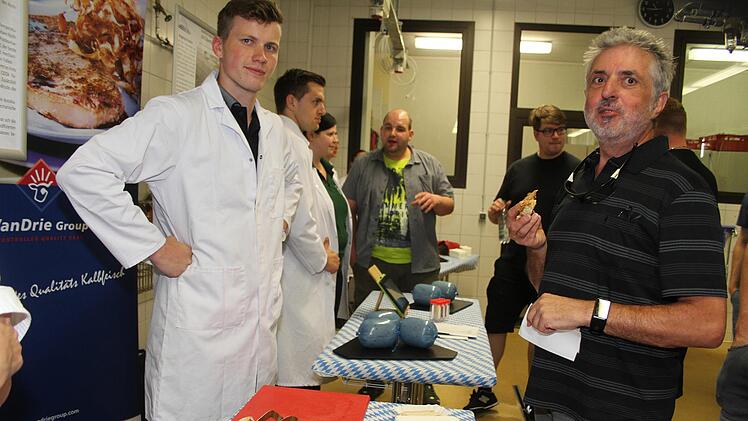 Der ehemalige Schulleiter Hans Werner Hoffmann war von den Kreationen der Lemitec-Absolventen begeistert und probierte das zarte Kalbfleisch, das als "Pulled Veal" angeboten wurde. Foto: Sonny Adam