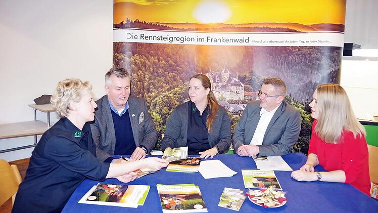 Manja Hünlein, Thomas Luger, Nicole Wittig, Markus Franz und Julia Beetz (von links) freuen sich auf den 1. Regio-Reisemarkt und den 1. Vereinstag am 23. März. Foto: Heike Schülein