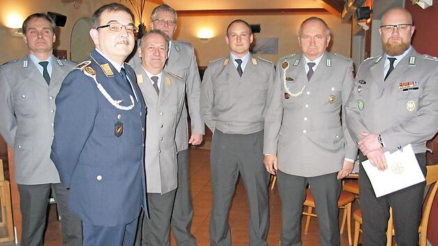 Mark Gutgesell, Vorsitzender Rudolf Böhling und Benjamin Bock stellten sich bei der Hauptversammlung mit weiteren Kameraden der RK Bad Staffelstein zu einem Erinnerungsfoto. Foto: Ludwig Alin