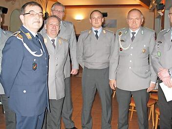 Mark Gutgesell, Vorsitzender Rudolf B&ouml;hling und Benjamin Bock stellten sich bei der Hauptversammlung mit weiteren Kameraden der RK Bad Staffelstein zu einem Erinnerungsfoto. Foto: Ludwig Alin