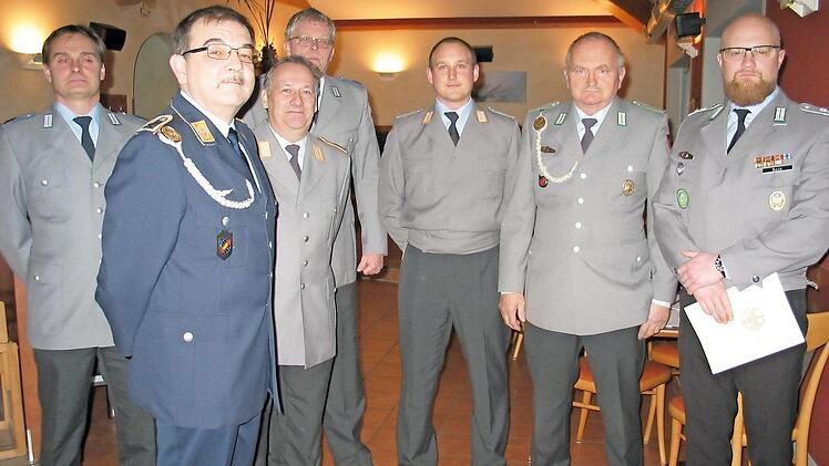 Mark Gutgesell, Vorsitzender Rudolf Böhling und Benjamin Bock stellten sich bei der Hauptversammlung mit weiteren Kameraden der RK Bad Staffelstein zu einem Erinnerungsfoto. Foto: Ludwig Alin