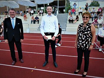Landrat Klaus Peter Söllner (links) überreichte an den Schulbesten des Abschlussjahrganges 2020, Paul Schwabenland, den Landkreispreis. Rechts Realschuldirektorin Monika Hild. Die Ehrung und Verabschiedung fand auf dem Sportgelände statt. Fotos: Werner Reißaus