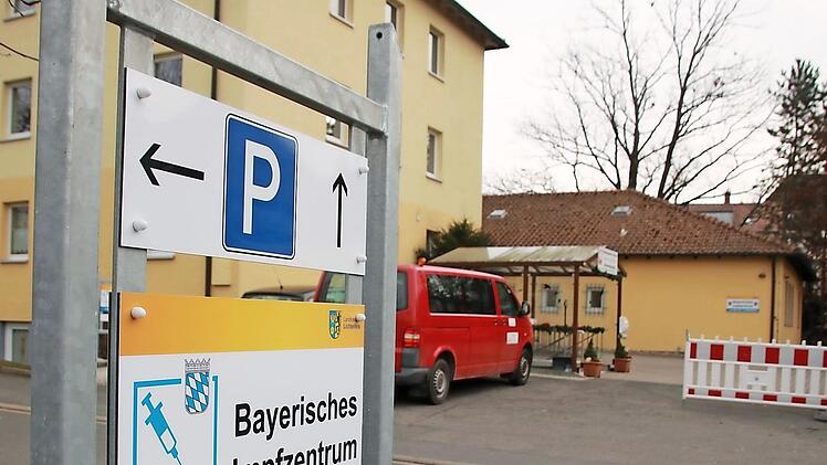 Vor dem Impfzentrum in der Gabelsbergerstraße in Lichtenfels gibt es Parkmöglichkeiten. Foto: Matthias Einwag