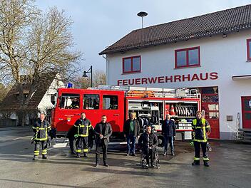Das bisherige Löschfahrzeug wird bald durch ein neues ersetzt. Darüber freuen sich (von links): Stephan Ehrsam, 2. Kommandant Thomas Vetter, Bürgermeister Martin Finzel, 3. Bürgermeister Udo Bohl, Gemeindegeschäftsführer Michael Göbbel, 2. Bürgermeister Wolfgang Beyer und Kommandant Timo Schulz.  Foto: Gemeinde Ahorn