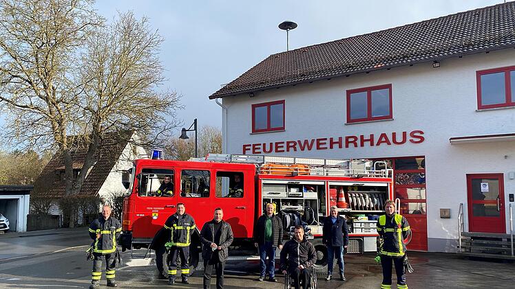 Das bisherige Löschfahrzeug wird bald durch ein neues ersetzt. Darüber freuen sich (von links): Stephan Ehrsam, 2. Kommandant Thomas Vetter, Bürgermeister Martin Finzel, 3. Bürgermeister Udo Bohl, Gemeindegeschäftsführer Michael Göbbel, 2. Bürgermeister Wolfgang Beyer und Kommandant Timo Schulz.  Foto: Gemeinde Ahorn