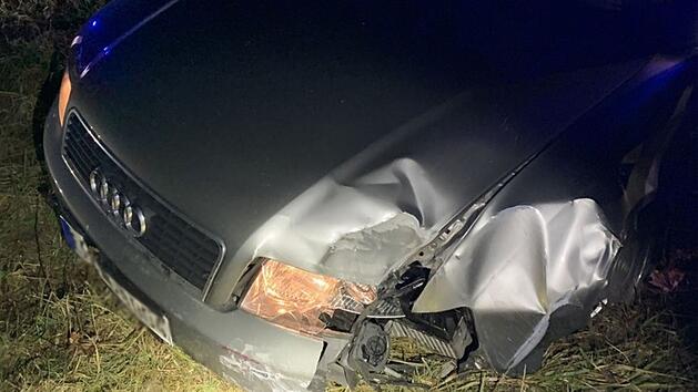 Adelsdorf: Polizei spricht von "absoluter Fahrunt&uuml;chtigkeit" - Mann schrottet Auto auf B470