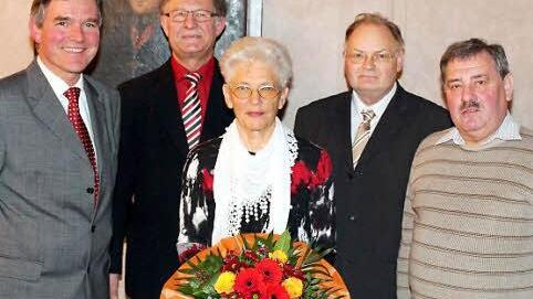 Jahrzehnte ehrenamtlicher Arbeit haben diese Menschen hinter sich. Bürgermeister Peter Kornell zeichnet Hans Schneider, Helene Thaler, Heinz Dinkel und Wilhelm Thurn für ihren Einsatz aus.