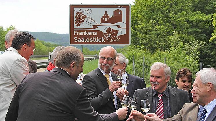 Einweihung der Hinweisschilder vor zwei Jahren: Frankens Saalestück ist ein Gemeinschaftsprojekt. Trotzdem wollen die Wartmannsröther Gemeinderäte eine Erhöhung des jährlichen Beitrags nicht mittragen. Das machten sie in der Sitzung deutlich.  Foto: Archiv/Schaar