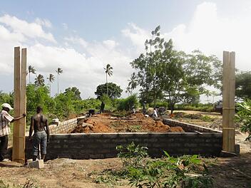 Das Fundament der Grundschule "tumaini" ist fertig gestellt. Hierauf sollen zwei neue Klassenzimmer entstehen. Foto: Uwe Tobaben