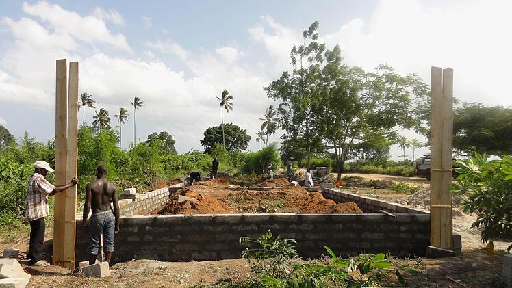 Das Fundament der Grundschule "tumaini" ist fertig gestellt. Hierauf sollen zwei neue Klassenzimmer entstehen. Foto: Uwe Tobaben